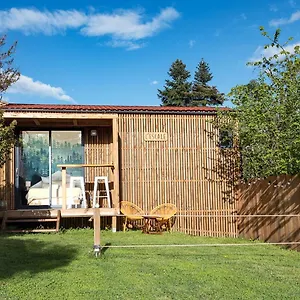 https://lescale-les-lodges-de-praly.hotels-rhonealpes.com